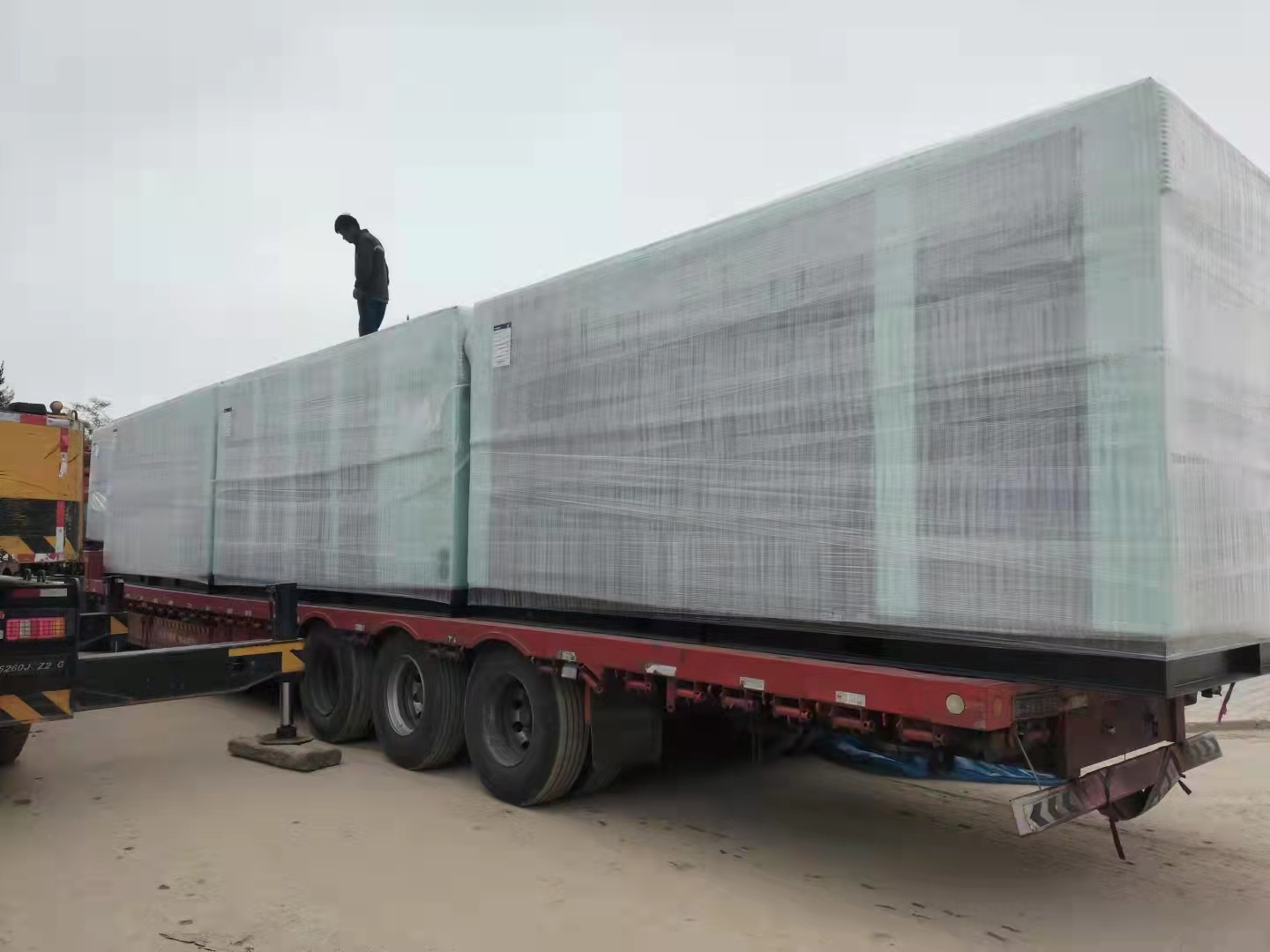 漢鐘(zhōng)節能雙級永(yǒng)磁空壓機到(dào)達大型生物(wu)化工企業項(xiang)目現場